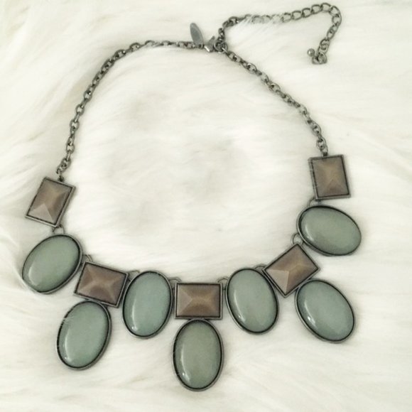 NY Jewelry - Moss Green & Tan Bib Necklace Signed NY Glass Stones 18-21" Perfect Cond